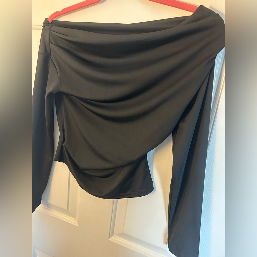 Black off the shoulder long sleeve top from shein!